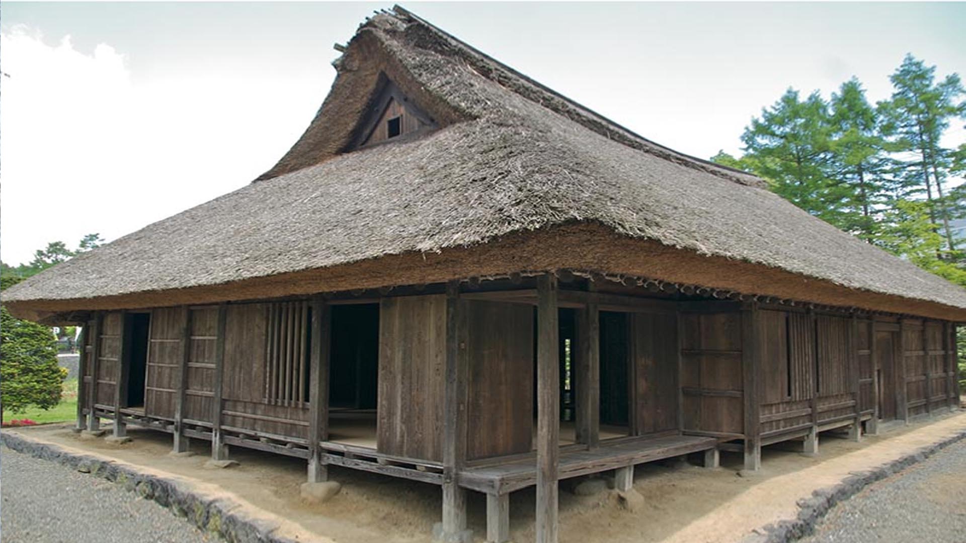 Старинный традиционный японский дом сливается с природой
