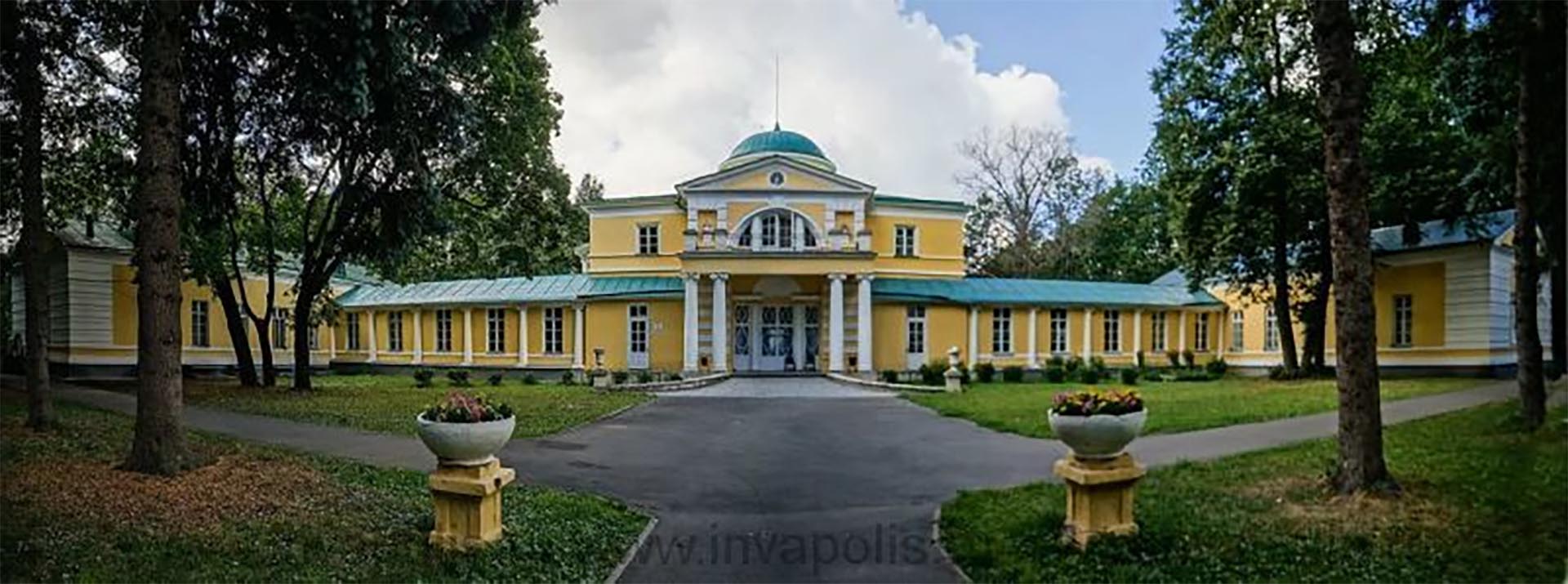 фото старинной подмосковной усадьбы в классическом стиле - особняк и два флигеля