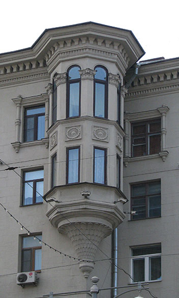 многогранный висячий эркер московского дома