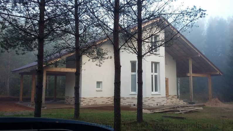 Оштукатуренный фасад и облицованный плиткой цоколь дом СОКОЛ