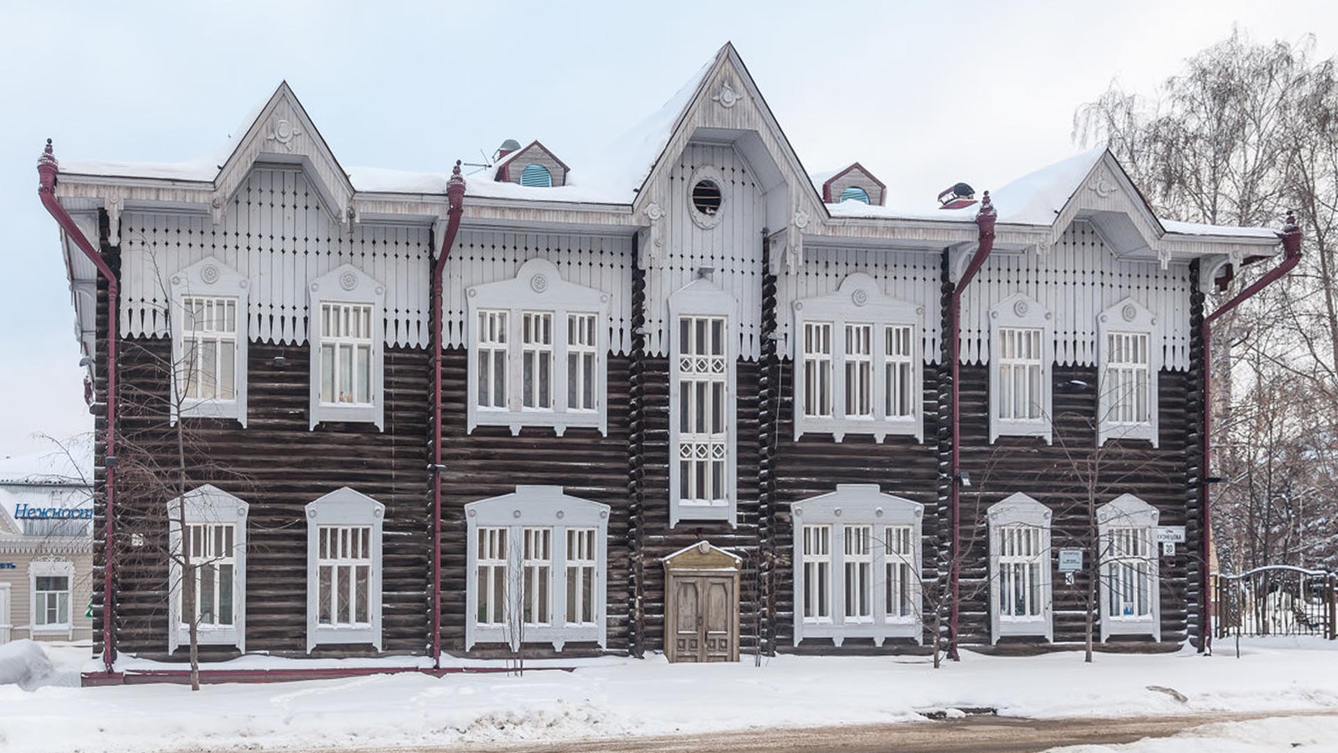 двухэтажный особняк - типичный представитель старинного маленького города